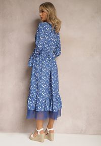 Renee - Niebieska Rozkloszowana Sukienka Midi z Siateczką o Asymetrycznym Kroju Fovita. Kolor: niebieski. Typ sukienki: asymetryczne. Długość: midi #4