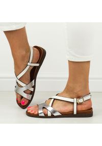 Białe płaskie sandały damskie Sergio Leone Sk073H. Zapięcie: sprzączka. Kolor: biały. Materiał: skóra. Sezon: wiosna, lato. Styl: klasyczny, elegancki