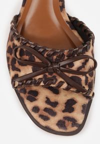 Renee - Panterkowe Klapki Peep Toe na Szpilce Zdobione Przeszyciami i Kokardką Charvienne. Okazja: na co dzień. Nosek buta: otwarty. Wzór: aplikacja. Sezon: lato. Obcas: na szpilce. Styl: elegancki, retro, casual #2