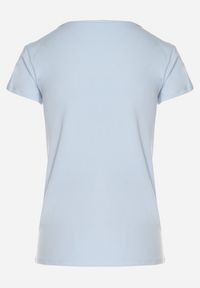 Born2be - Jasnoniebieski Bawełniany T-shirt z Trójkątnym Dekoltem Ulivaria. Okazja: na co dzień. Kolor: niebieski. Materiał: bawełna. Sezon: lato, wiosna. Styl: casual #5