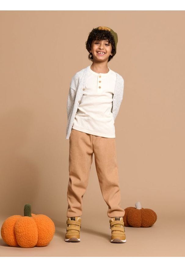 Sinsay - Koszulka z długimi rękawami - kremowy. Kolor: kremowy. Materiał: prążkowany, bawełna, materiał. Długość rękawa: długi rękaw. Długość: długie