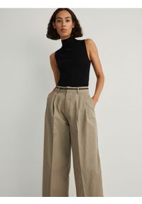 Reserved - Bawełniane spodnie z kantem - oliwkowy. Kolor: oliwkowy. Materiał: bawełna