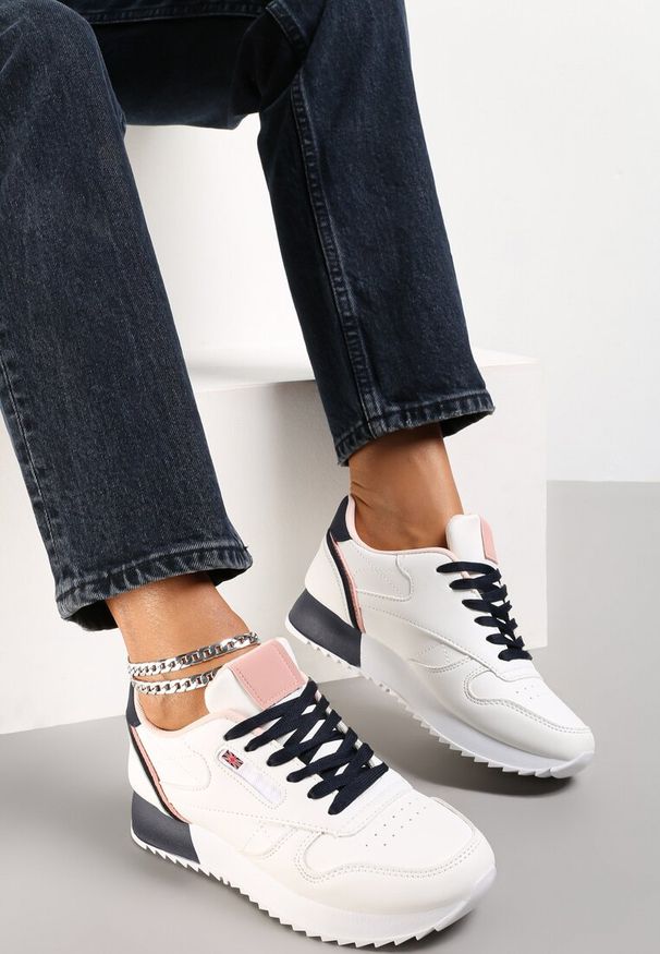 Renee - Biało-Granatowe Sneakersy Corarephis. Wysokość cholewki: przed kostkę. Nosek buta: okrągły. Kolor: biały. Szerokość cholewki: normalna. Wzór: aplikacja