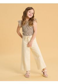 Sinsay - Jeansy z ozdobnym haftem na nogawkach - beżowy. Kolor: beżowy. Wzór: haft #1