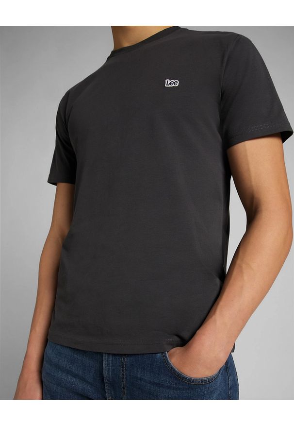 Lee - MĘSKI T-SHIRT LEE SS SMALL LOGO TEE WASHED BLACK L60UFQON 112113584