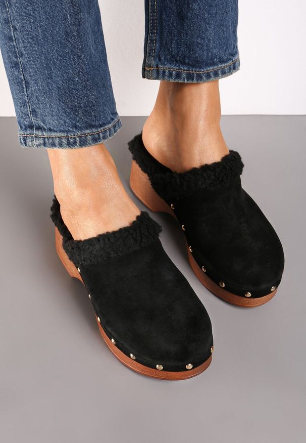 Renee - Czarne Futerkowe Klapki Mule na Platformie Ozdobione Ćwiekami Crelina. Kolor: czarny. Materiał: jeans. Wzór: aplikacja. Obcas: na platformie. Styl: klasyczny. Wysokość obcasa: średni