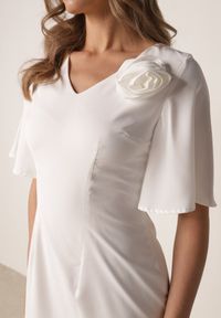 Born2be - Biała Koktajlowa Sukienka VICES ze Zwiewnymi Rękawami i Kwiatową Aplikacją 3D Talilia. Okazja: na wesele, na ślub cywilny, na imprezę. Kolor: biały. Wzór: aplikacja, kwiaty. Styl: wizytowy #4