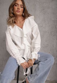 Renee - Biała Eteryczna Bluzka z Bawełny Zdobiona Falbankami i Ściągaczem w Pasie Cezarelle. Okazja: na randkę. Typ kołnierza: kołnierz z falbankami. Kolor: biały. Materiał: bawełna. Wzór: aplikacja #2