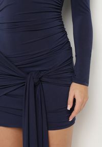 Born2be - Granatowa Sukienka o Dopasowanym Kroju Ozdobiona Marszczeniem i Wiązaniem Felirae. Okazja: na co dzień. Typ kołnierza: dekolt w łódkę. Kolor: niebieski. Wzór: aplikacja. Typ sukienki: dopasowane. Styl: casual #7