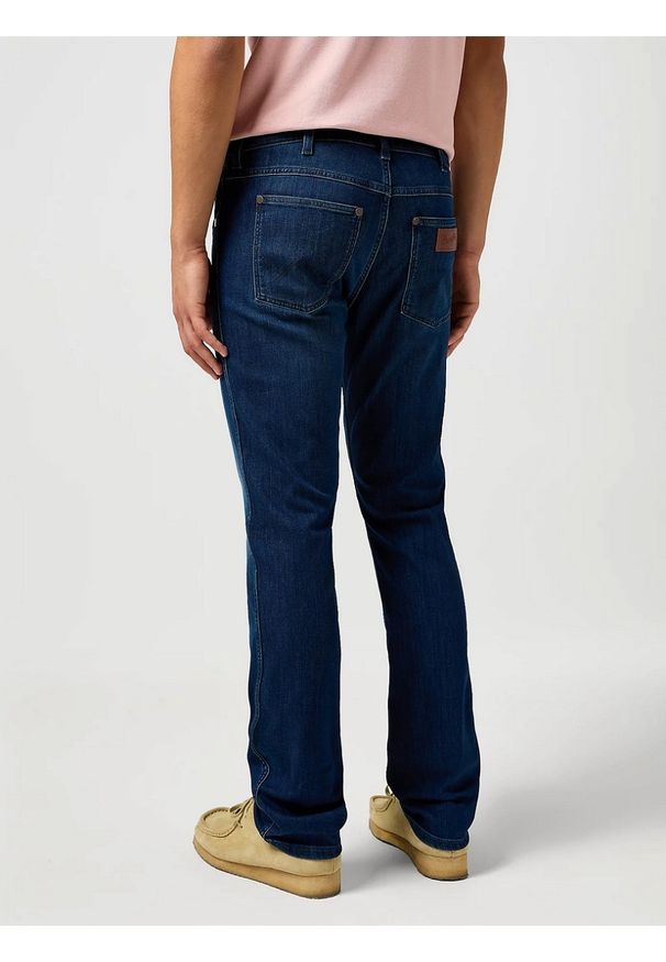 Wrangler - MESKIE SPODNIE WRANGLER GREENSBORO METRO RETRO 112362447. Styl: retro