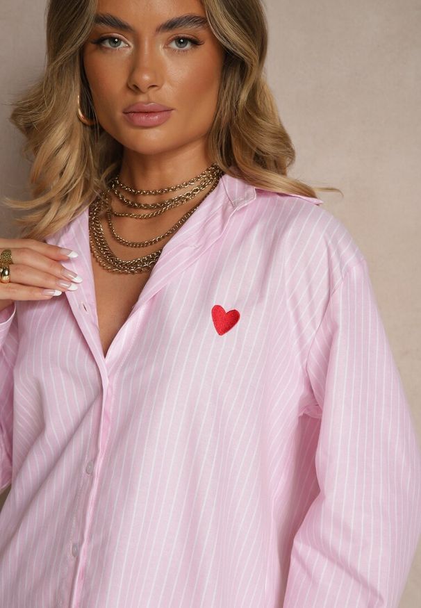 Renee - Różowa Prążkowana Koszula Oversize Zdobiona Haftem w Kształcie Serca Taleniela. Okazja: na co dzień. Typ kołnierza: kołnierzyk klasyczny. Kolor: różowy. Materiał: prążkowany. Długość rękawa: długi rękaw. Długość: długie. Wzór: haft, aplikacja. Styl: klasyczny, casual, elegancki