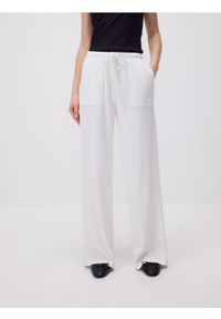 Reserved - Szerokie spodnie z wiązaniem - biały. Kolor: biały. Materiał: dzianina. Wzór: gładki #1
