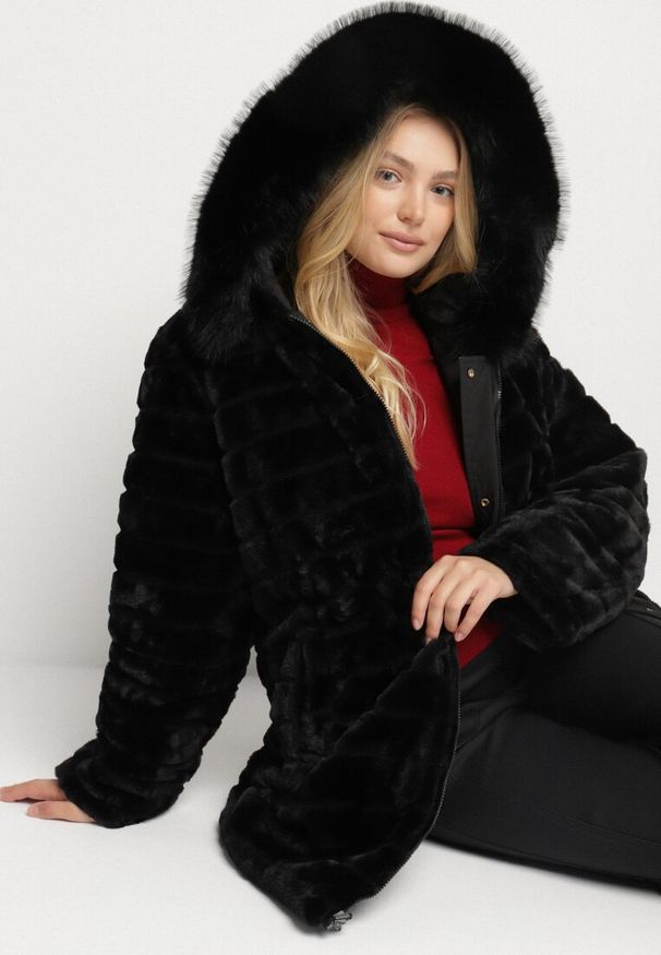Born2be - Czarna Dwustronna Kurtka Futerko z Kapturem i Pikowaniem Falerina. Okazja: do pracy, na spacer. Typ kołnierza: kaptur. Kolekcja: plus size. Kolor: czarny. Materiał: futro. Wzór: gładki