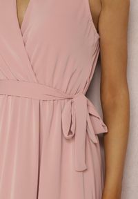 Renee - Różowa Sukienka Nikora. Kolor: różowy. Materiał: materiał, tkanina. Długość rękawa: bez rękawów. Wzór: jednolity, gładki. Typ sukienki: kopertowe. Styl: elegancki #5