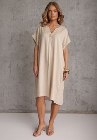Renee - Beżowa Sukienka o Pudełkowym Kroju z Lnem i Wiskozą Zdobiona Guzikiem Mezynore. Kolekcja: plus size. Kolor: beżowy. Materiał: wiskoza, len. Wzór: aplikacja. Typ sukienki: dla puszystych. Styl: boho, wakacyjny #5