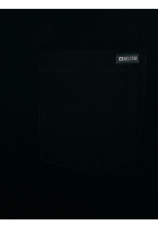 Big-Star - Koszulka męska z kieszonką czarna Carbon 906. Okazja: na co dzień. Kolor: czarny. Materiał: bawełna. Wzór: aplikacja. Styl: sportowy, klasyczny, casual
