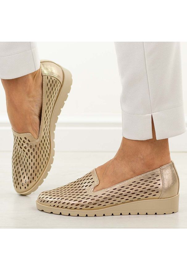 Złote ażurowe półbuty damskie Jezzi 1628-23. Okazja: na co dzień. Kolor: złoty. Materiał: skóra. Szerokość cholewki: normalna. Wzór: ażurowy. Sezon: wiosna, jesień, lato. Obcas: na koturnie. Styl: casual, elegancki, klasyczny