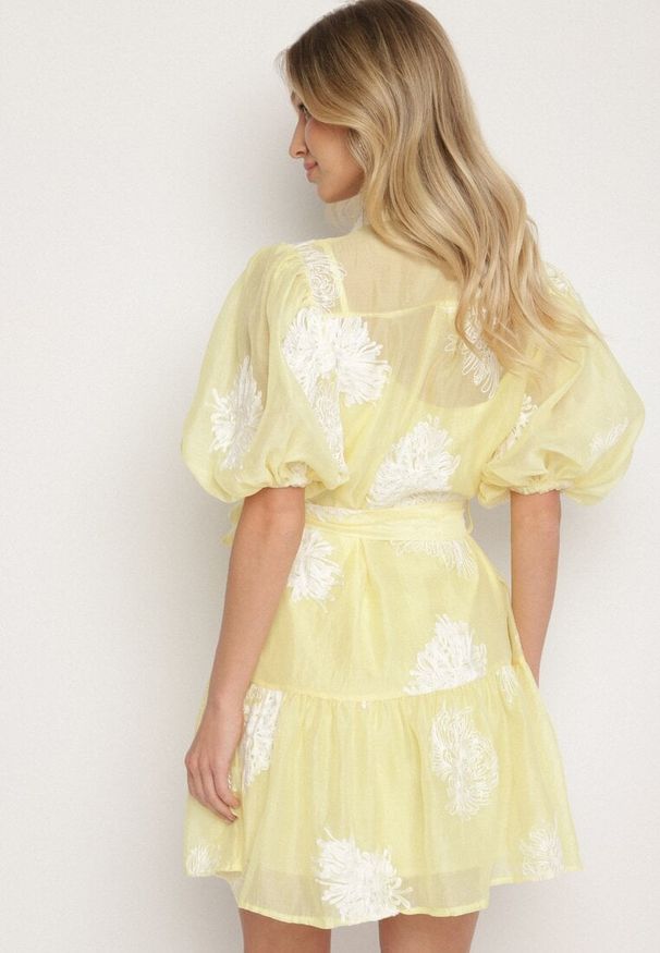 Born2be - Żółta Koszulowa Przezroczysta Sukienka z Bawełną Haftami i Paskiem Lirulira. Okazja: na co dzień. Kolor: żółty. Materiał: bawełna. Wzór: haft. Sezon: lato. Typ sukienki: koszulowe. Styl: casual, elegancki