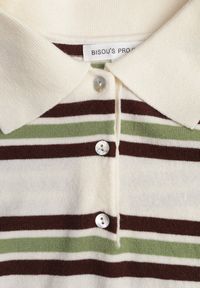 Renee - Zielono-Kremowy T-shirt Polo z Wiskozą w Paski z Guzikami Vevevia. Okazja: na co dzień. Typ kołnierza: polo. Kolor: zielony. Materiał: wiskoza. Wzór: paski. Styl: casual, sportowy #7