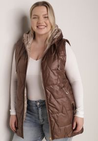 Born2be - Brązowa Kamizelka z Nieodpinanym Kapturem i Geometrycznym Pikowaniem Kalousa. Okazja: na co dzień. Kolor: brązowy. Materiał: jeans, dresówka. Długość rękawa: długi rękaw. Wzór: geometria. Styl: klasyczny, casual #1