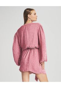 RETROFETE - Różowa sukienka z cekinami Gabrielle. Kolor: różowy, wielokolorowy, fioletowy. Materiał: materiał. Wzór: aplikacja. Długość: mini #3