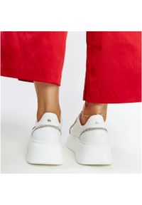Białe skórzane sneakersy z cyrkoniami Karino. Nosek buta: okrągły. Zapięcie: sznurówki. Kolor: biały. Materiał: skóra. Wzór: aplikacja. Sezon: wiosna, lato. Obcas: na platformie #2
