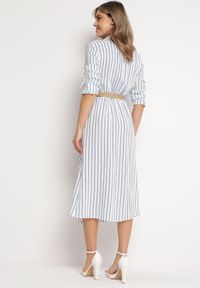 Born2be - Biało-Niebieska Jasna Sukienka Midi w Koszulowym Stylu z Lnem i Paskiem z Klamrą Egogia. Okazja: na co dzień. Kolor: biały. Materiał: len. Długość rękawa: długi rękaw. Wzór: aplikacja. Typ sukienki: koszulowe. Styl: casual, elegancki, klasyczny. Długość: midi #7