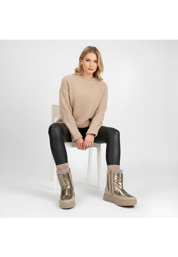 Beżowe Śniegowce Marco Tozzi Modne Buty Damskie. Kolor: beżowy. Szerokość cholewki: normalna. Sezon: zima. Styl: elegancki