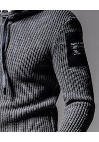 GUNS & TUXEDOS - Szary sweter z kapturem Cold Sunrise. Okazja: na co dzień. Typ kołnierza: kaptur. Kolor: szary. Materiał: materiał, jeans, wełna. Wzór: aplikacja. Styl: casual, elegancki #3