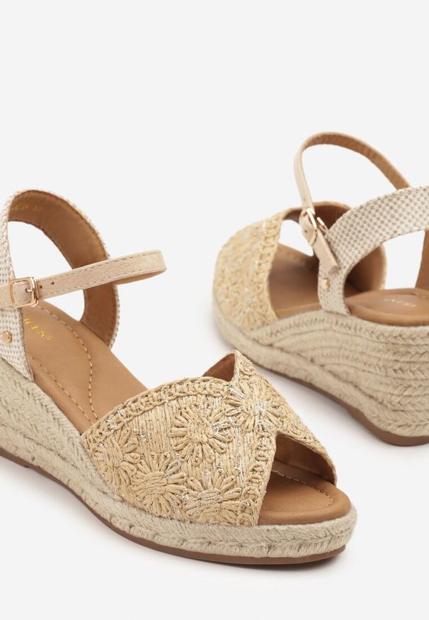 Renee - Beżowe Sandały na Plecionym Koturnie Vices w Stylu Boho Fililuna. Okazja: na co dzień. Zapięcie: sprzączka. Kolor: beżowy. Wzór: aplikacja. Obcas: na koturnie. Styl: boho