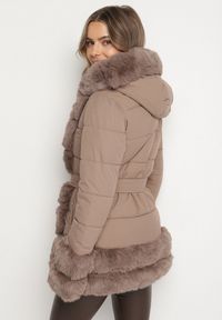 Born2be - Ciemnobeżowa Taliowana Kurtka z Paskiem Kapturem i Ozdobnym Futrem Rainaria. Okazja: do pracy, na co dzień, na spotkanie biznesowe. Kolor: beżowy. Materiał: futro. Styl: casual, retro, elegancki, biznesowy #2