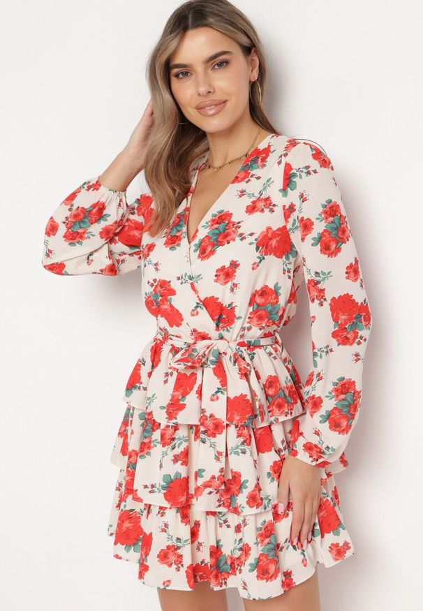Born2be - Beżowo-Czerwona Sukienka Mini w Kwiaty z Kopertowym Dekoltem i Falbankami oraz Paskiem Siboria. Typ kołnierza: kołnierz z falbankami. Kolor: beżowy. Wzór: kwiaty. Typ sukienki: kopertowe. Długość: mini