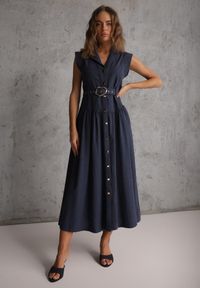 Renee - Granatowa Bawełniano-Wiskozowa Sukienka Koszulowa Bez Rękawów z Paskiem Athithoe. Okazja: na co dzień. Kolor: niebieski. Materiał: wiskoza, bawełna. Długość rękawa: bez rękawów. Typ sukienki: koszulowe. Styl: casual, elegancki #1