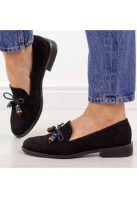 DEONI - Czarne zamszowe skórzane Polskie mokasyny damskie Deoni D042. Okazja: na co dzień. Kolor: czarny. Materiał: zamsz, skóra. Szerokość cholewki: normalna. Sezon: wiosna, jesień, lato. Styl: casual, elegancki, klasyczny #1