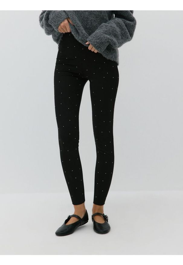 Reserved - Legginsy z błyszczącymi aplikacjami - czarny. Kolor: czarny. Materiał: dzianina, wiskoza. Wzór: aplikacja