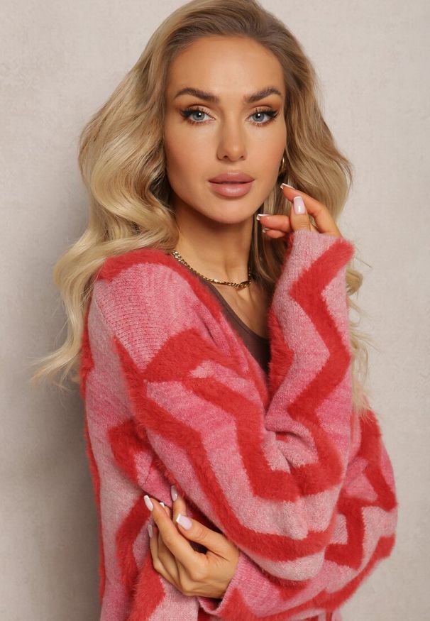 Renee - Czerwony Luźny Kardigan Niezapinany w Geometryczny Print Sheshy. Kolor: czerwony. Materiał: dzianina, tkanina. Wzór: geometria, nadruk. Styl: elegancki