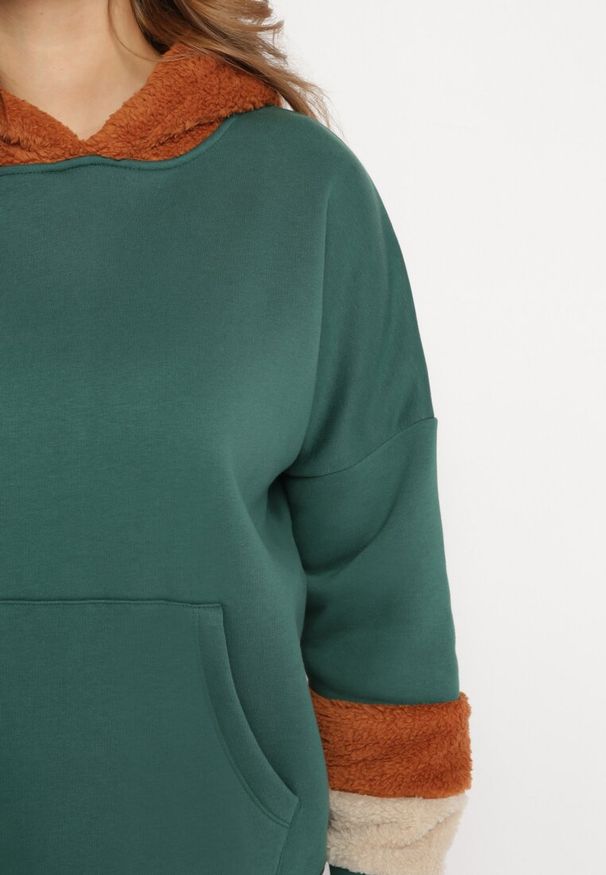 Born2be - Zielona Bluza z Kapturem i Futrzanymi Wstawkami Pyroxis. Typ kołnierza: kaptur. Kolor: zielony. Materiał: futro