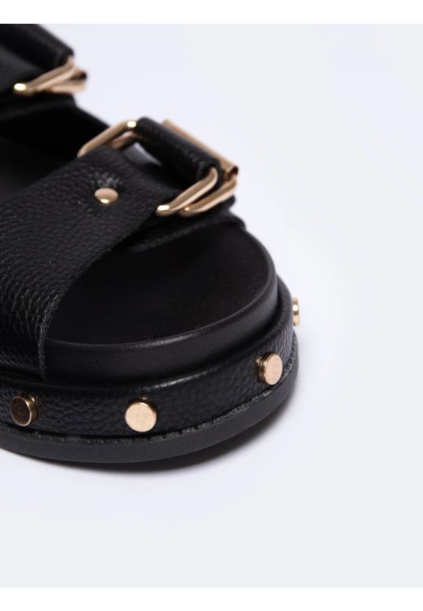 Big-Star - Klapki damskie na podwyższonej podeszwie czarne NN274082 906. Kolor: czarny. Materiał: jeans, skóra, syntetyk. Styl: elegancki, rockowy, klasyczny