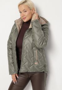 Born2be - Zielona Pikowana Kurtka z Odpinanym Kapturem Falenea. Okazja: na co dzień. Kolor: zielony. Materiał: jeans. Styl: casual #7