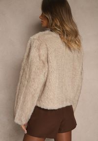 Renee - Beżowa Kurtka Futerko o Prostym Fasonie z Okrągłym Dekoltem Iddane. Okazja: na imprezę, na co dzień. Kolor: beżowy. Materiał: futro. Styl: casual, elegancki, wizytowy