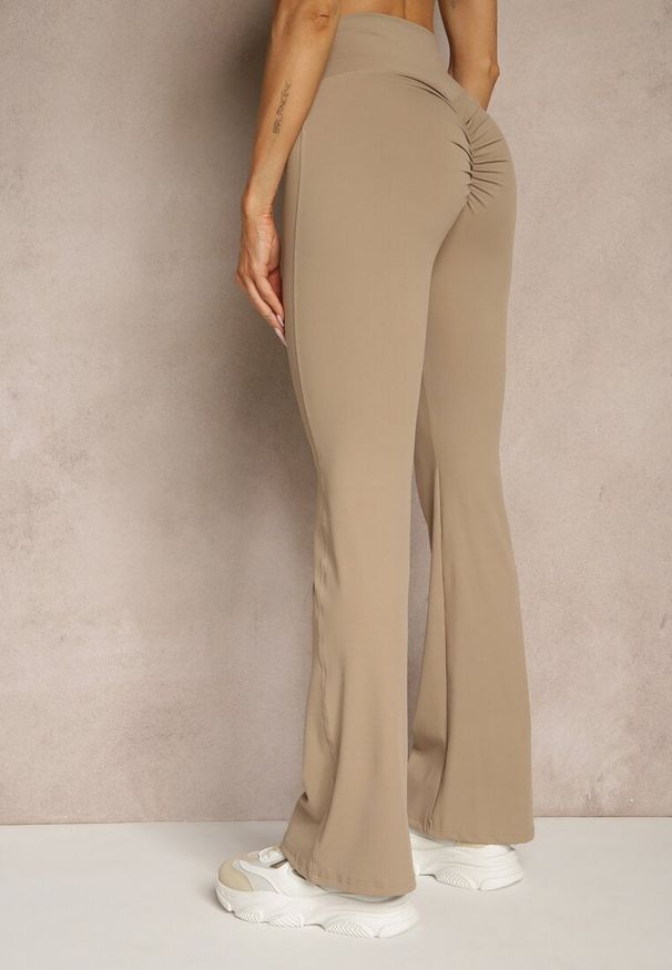 Renee - Beżowe Legginsy Dzwony High Waist Orruvana. Stan: podwyższony. Kolor: beżowy. Materiał: tkanina