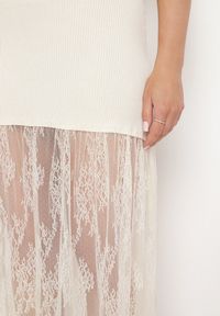 Born2be - Beżowa Prążkowana Sukienka Koktajlowa Ozdobiona Koronką Sonalitea. Kolor: beżowy. Materiał: koronka, prążkowany. Wzór: aplikacja, koronka. Styl: wizytowy #3