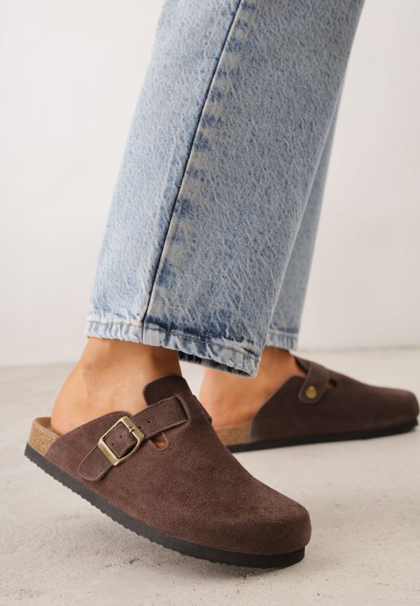 Renee - Brązowe Klapki Typu Chodaki z Zamszu Naturalnego z Klamrą Meridnore. Kolor: brązowy. Materiał: zamsz. Sezon: lato. Styl: elegancki