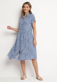 Born2be - Granatowa Bawełniana Sukienka Koszulowa w Kwiaty z Rozkloszowanym Dołem Jerilsa. Okazja: na co dzień. Typ kołnierza: kołnierzyk klasyczny. Kolor: niebieski. Materiał: bawełna. Długość rękawa: krótki rękaw. Wzór: kwiaty. Typ sukienki: koszulowe. Styl: klasyczny, casual, elegancki #1