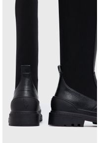U.S. Polo Assn. Kozaki damskie kolor czarny na płaskim obcasie. Nosek buta: okrągły. Kolor: czarny. Materiał: guma. Obcas: na obcasie. Wysokość obcasa: niski #5