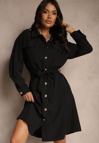 Renee - Czarna Sukienka o Koszulowym Kroju z Paskiem i Eleganckimi Guzikami Torlina. Okazja: na spotkanie biznesowe, na co dzień. Kolor: czarny. Materiał: skóra. Długość rękawa: długi rękaw. Typ sukienki: koszulowe. Styl: elegancki