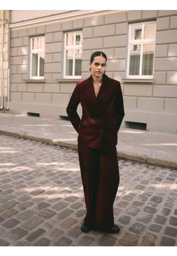 Reserved - Sztruksowe spodnie - mahoniowy. Kolor: brązowy. Materiał: sztruks