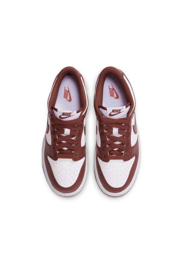 Nike Dunk Low Sneakersy damskie. Okazja: na co dzień, na spacer, na uczelnię. Kolor: czerwony. Materiał: guma, syntetyk, skóra. Szerokość cholewki: normalna. Sezon: lato. Sport: turystyka piesza