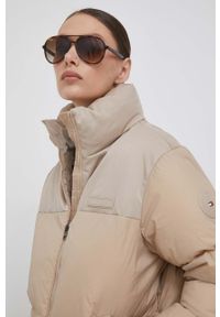 TOMMY HILFIGER - Tommy Hilfiger kurtka damska kolor beżowy zimowa. Kolor: beżowy. Materiał: syntetyk, poliester. Sezon: zima #2