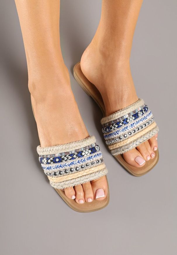Born2be - Niebiesko-Beżowe Klapki z Plecionką w Stylu Boho i Nitami Karvisa. Okazja: na co dzień. Kolor: niebieski. Materiał: jeans. Sezon: lato, wiosna. Obcas: na płaskiej podeszwie. Styl: boho